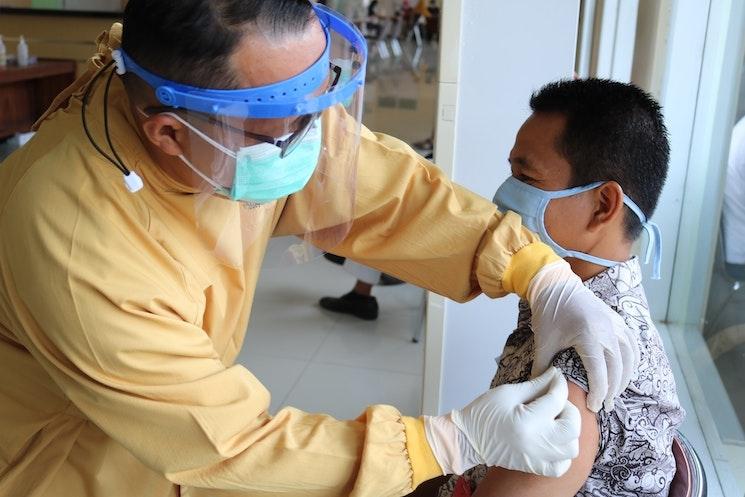 Un homme se faisant vacciné à l'étranger