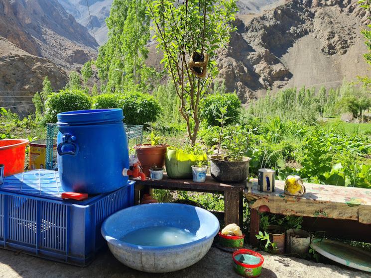 Devant une maison de Tar : le coin aménagé pour faire la vaisselle. Photo : R. Matalon