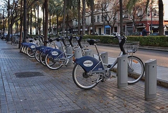 des velos valenbisi sur un trottoir a valencia