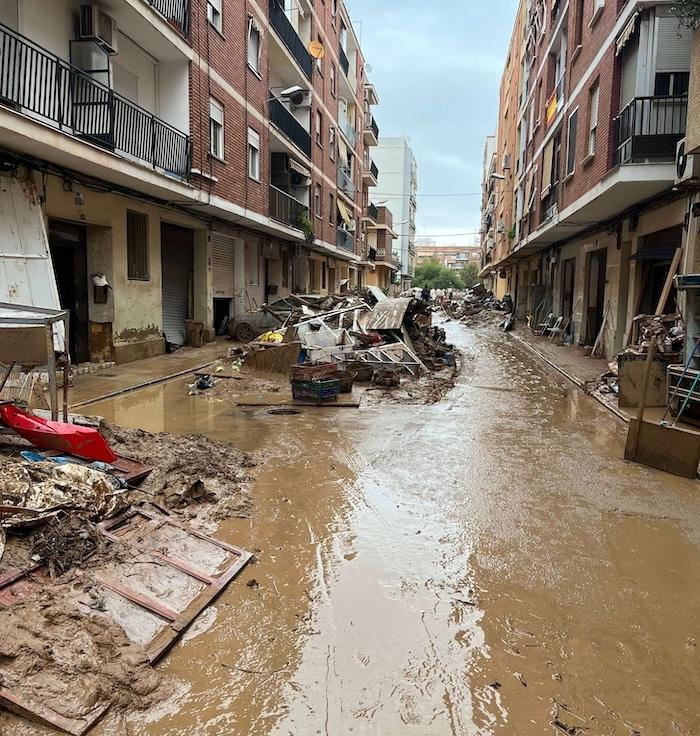 une rue inondée de Paiporta