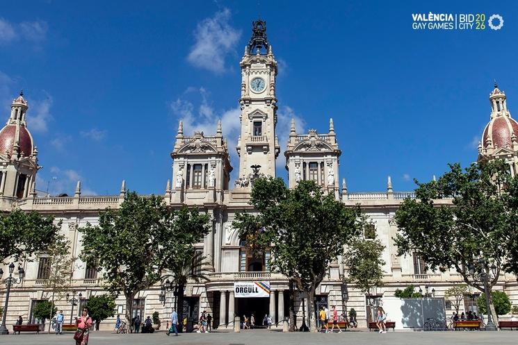 Une affiche LGBT sur la façade de la mairie de Valencia