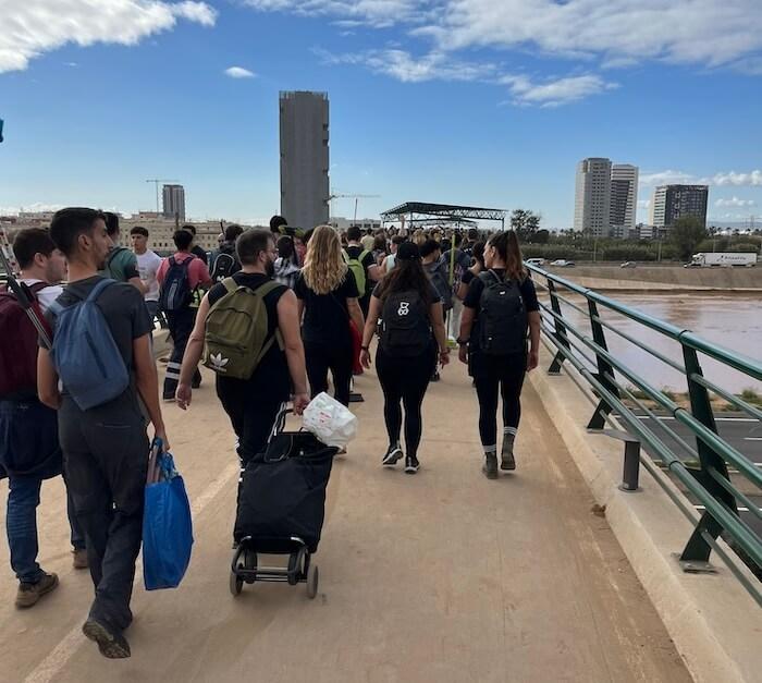 volontaires allant à La Torre