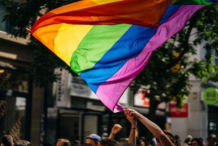 un drapeau LGBTQ+ à Valencia