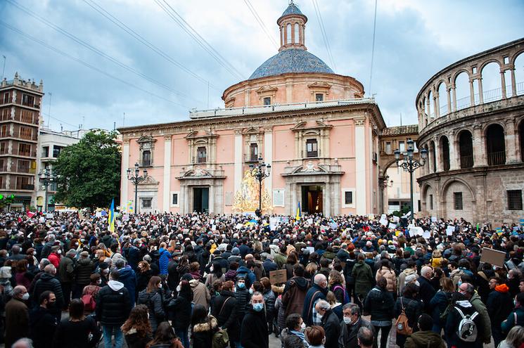 Des manifestants rassemblés sur une place