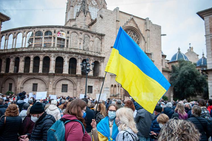 Des personnes avec un drapeau bleu et jaune