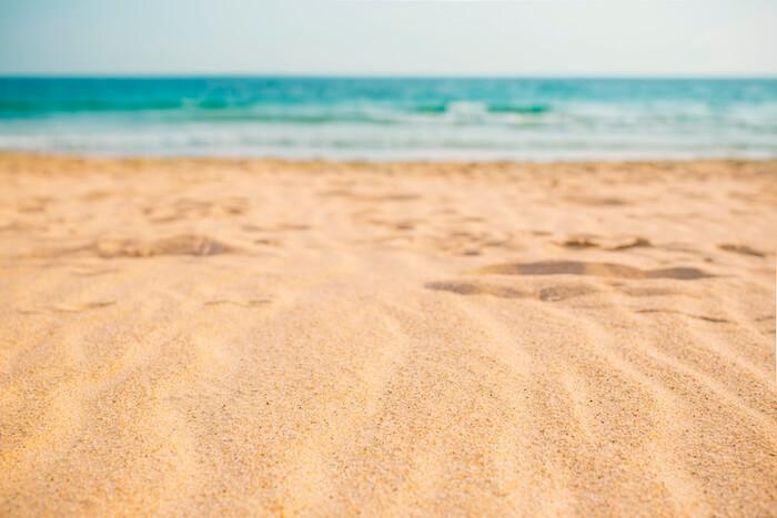 sable chaud au bord de la mer