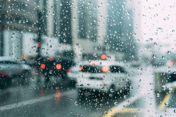 la pluie sur une vitre de voiture à Valencia