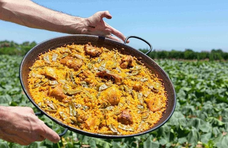 un plat de paella