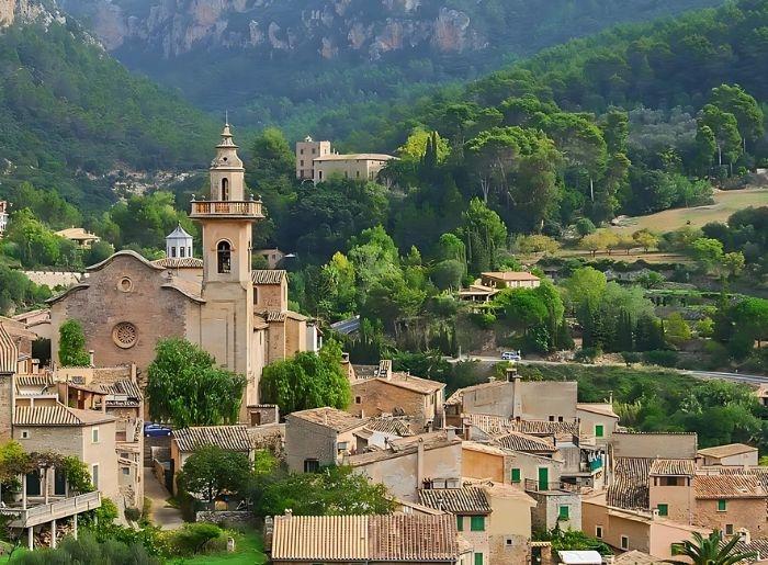 Vue pittoresque du village de Valldemossa