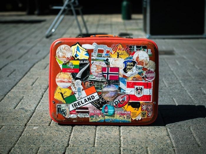 une valise multicolore sur une plage 