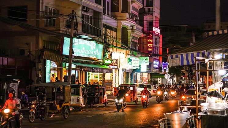 vanna-phon-Scene de rue nocturne Phnom Penh