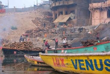 varanasi india inde feu bucher enfants 