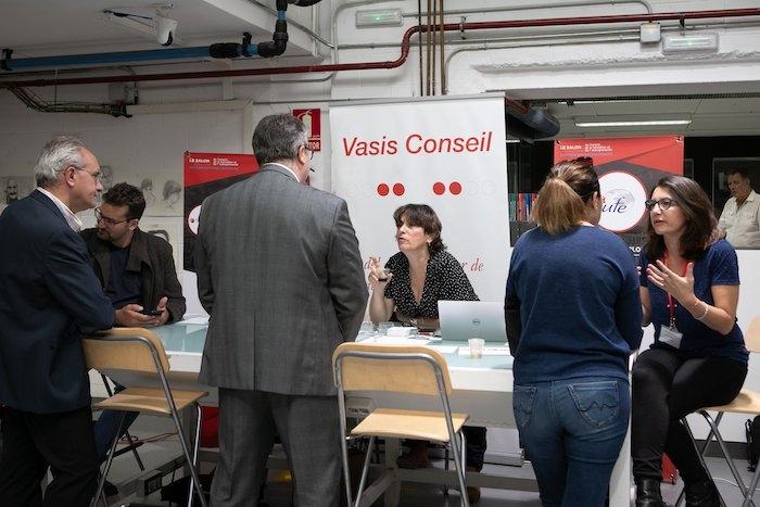 un stand avec des gens qui posent des questions