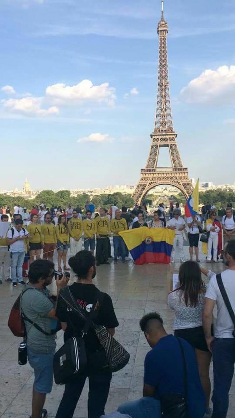 velaton foule medellin assassinats leaders sociaux paix rassemblement union bougies paris