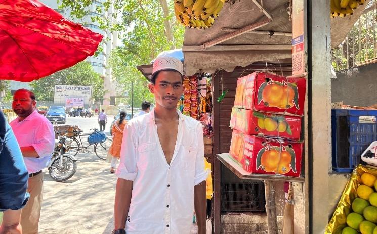 Un vendeur de fruits musulman prêt pour Eid Ul Fitr à Bombay