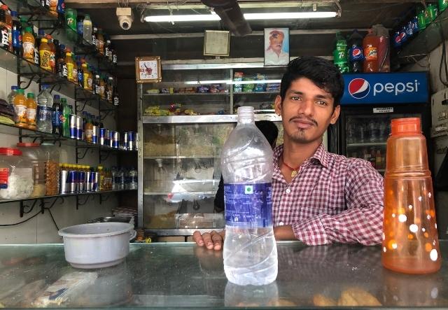 Un vendeur de boissons gazeuses à Bombay