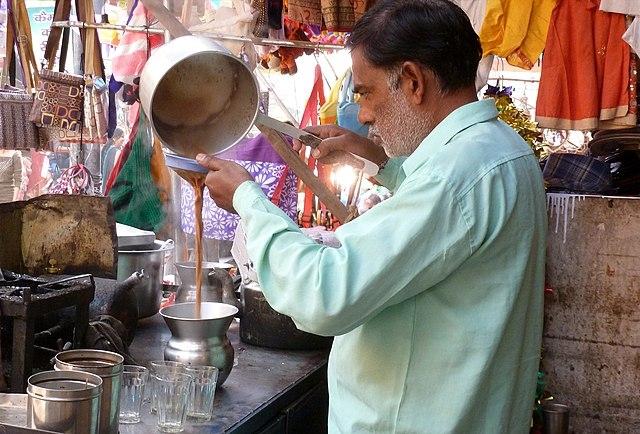 un vendeur de thé en Inde du nord