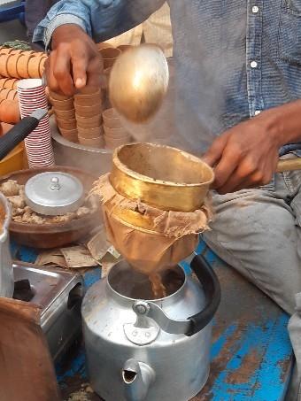 Vijay filtre le thé masala à Varanasi