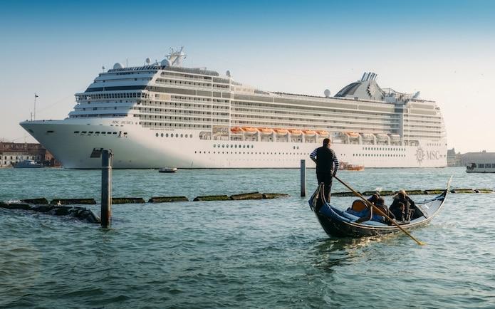 Entrée d'un bateau de croisière dans la lagune vénitienne 