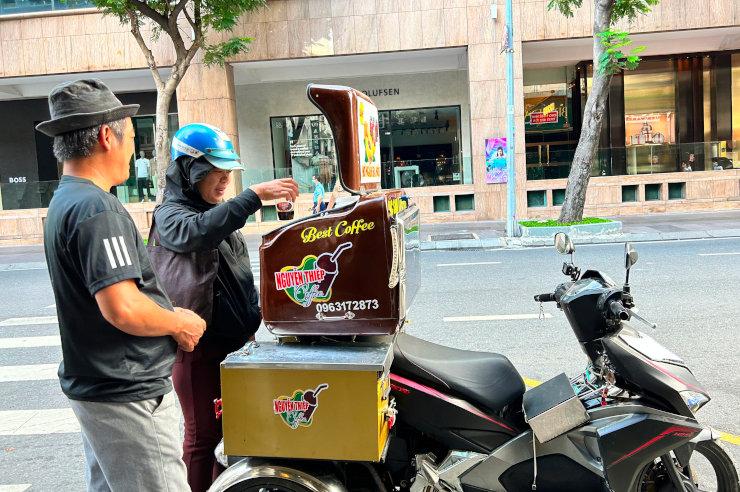 Vente de café sur une moto au Vietnam