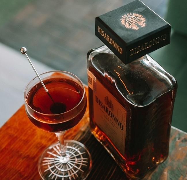 verre et bouteille de liqueur Disaronno