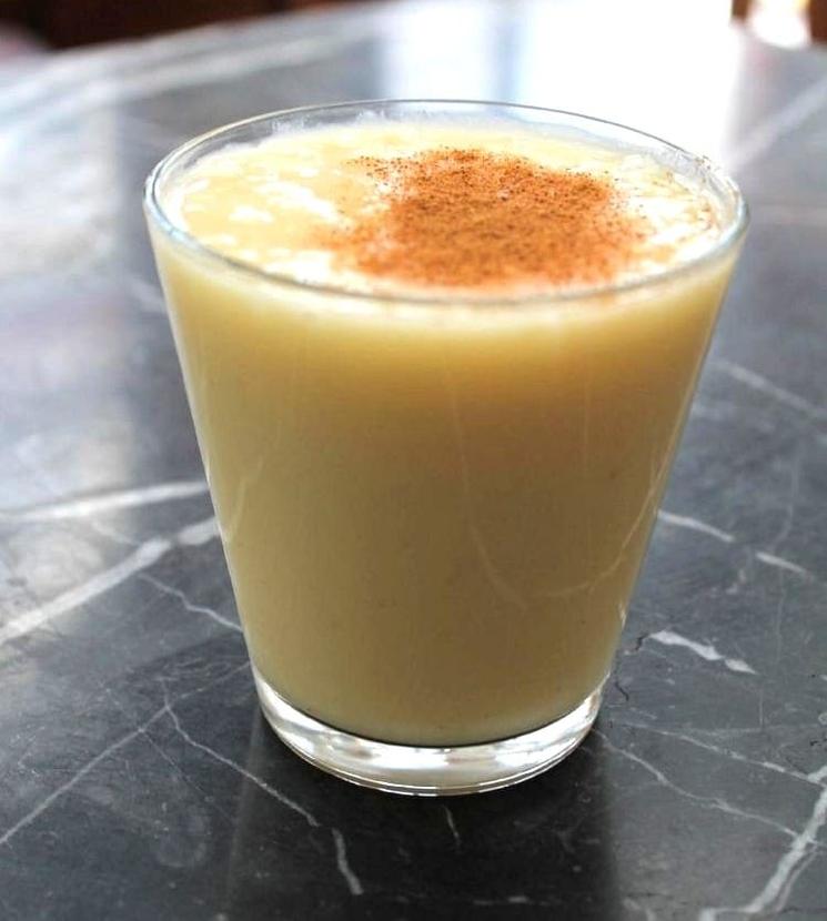 Verre de boza, boisson traditionnelle turque à base de céréales, servie à Istanbul