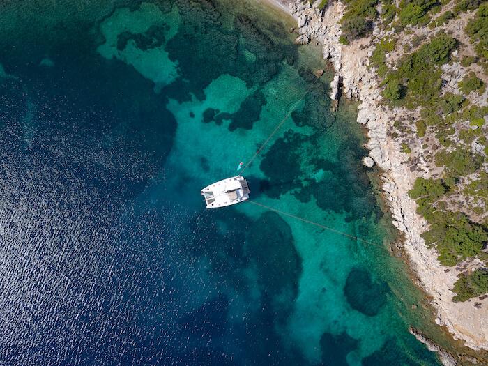 un catamaran dans une crique vu du ciel