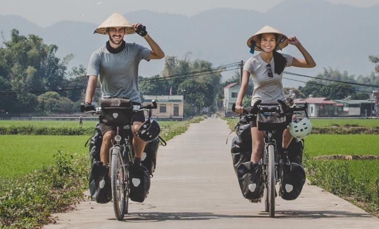 Vietnam sur le velo avec un chapeau Non La