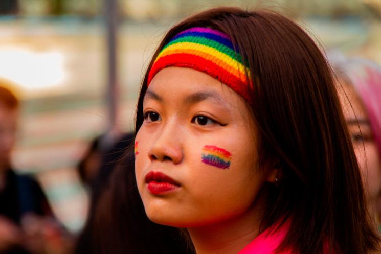 Une jeune fille écoutant le discours de l’Ambassadeur britannique au Vietnam