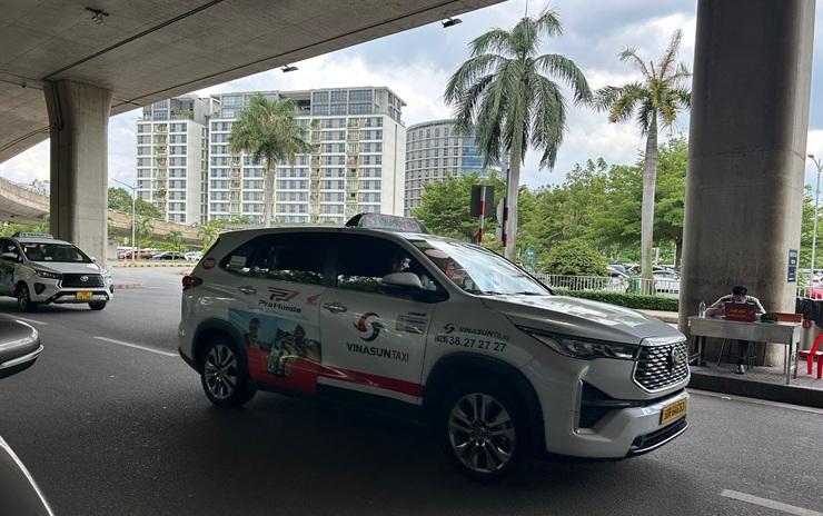 Voiture taxi de la compagnie VINASUN TAXI, Aéroport International de Tân Sơn Nhất