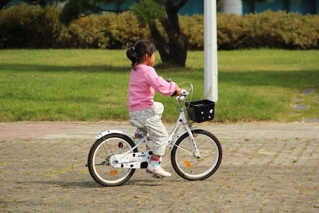 un enfant sur un velo