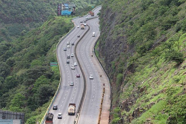 La voie rapide Mumbai Pune qui zigzague dans les Ghats