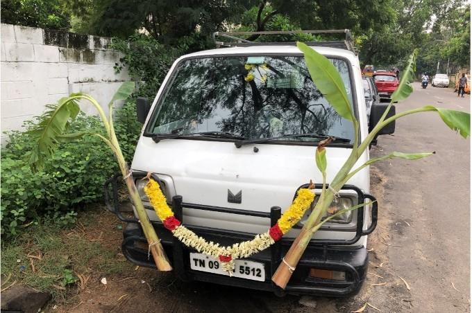 Une voiture avec couronnes de fleurs après bénédiction