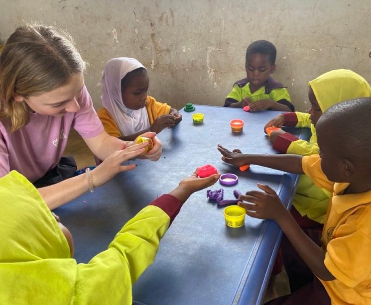 Une volontaire avec des enfants zanzibaris 