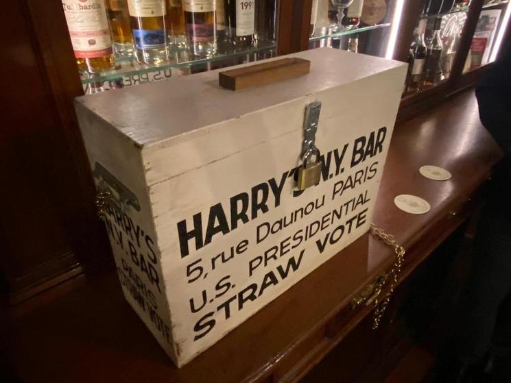 reccueil des votes de paille dans le bar du Harry's Bar à Paris 