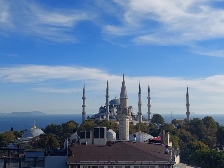 Vue sur la mosquée bleue et la mer de Maramara, depuis une terrasse de la vieille ville