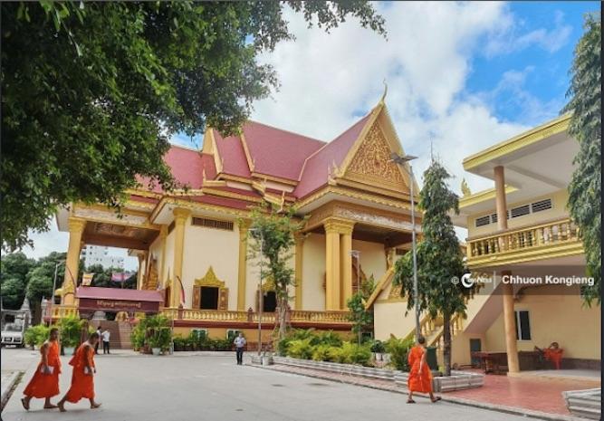 The main shrine hall (vihara) of the Wat Maniratanaram Tuol Tumpung pagoda in Phnom Penh city.