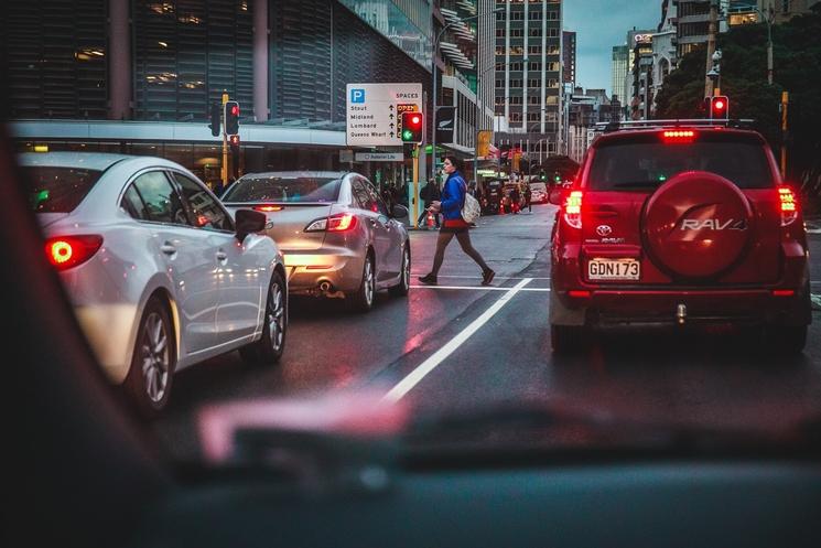 une femme traverse la rue à Wellington 