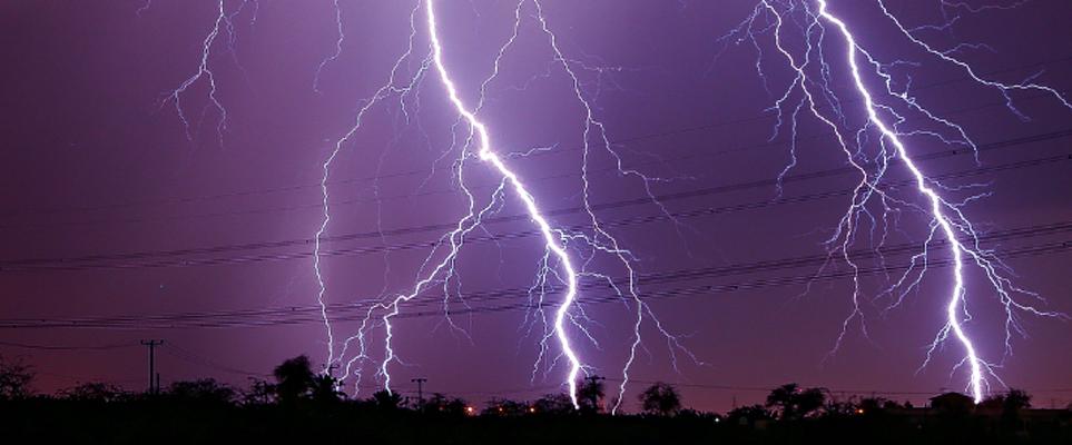 des éclairs violets dans le ciel de Ras al Khaimah