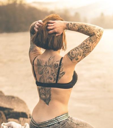 personne de dos tatouée