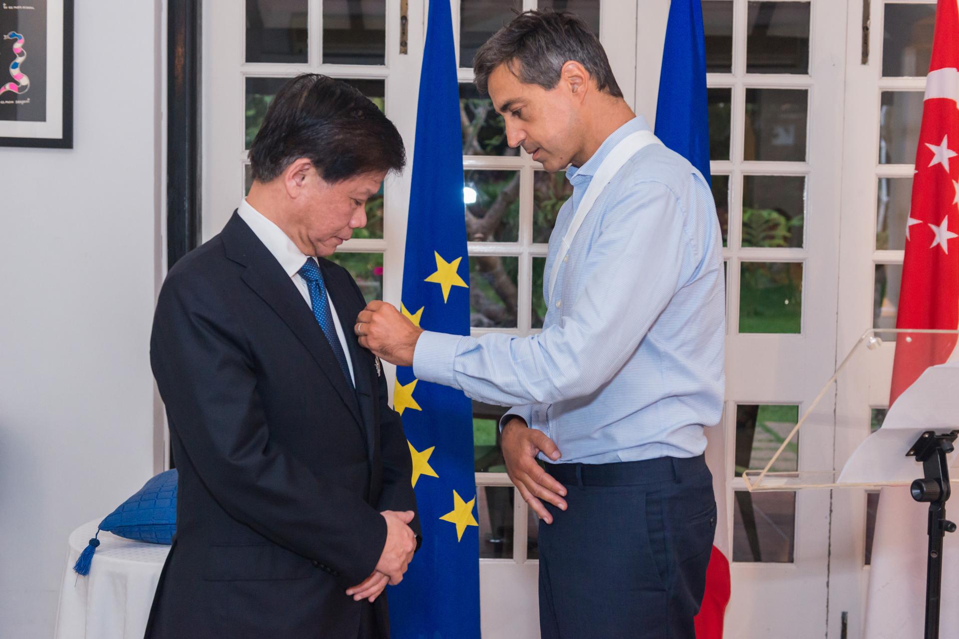 1 - NTU Prof Lam reciving award from French Ambassador