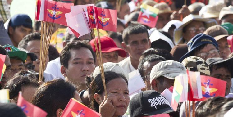 Importante manifestation de soutien à l’armée birmane