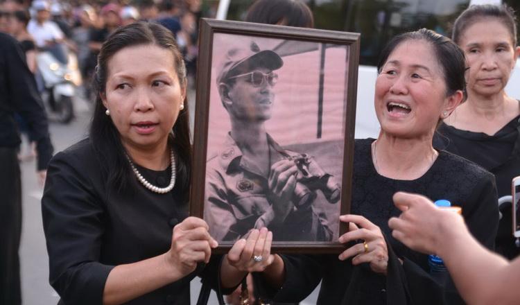 Deuil-Roi-Bhumibol-Portrait-750-Catherine-Vanesse