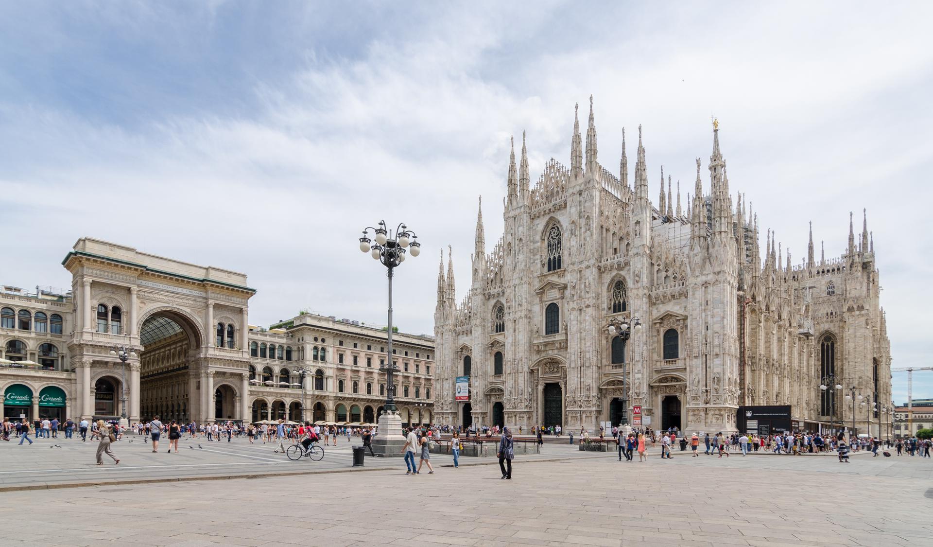 Milano,_Duomo_with_Milan_Cathedral_and_Galleria_Vittorio_Emanuele_II,_2016