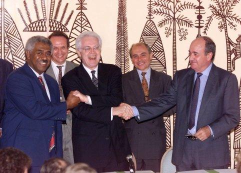 Le 5 mai 1998 signature de l'accord de Nouméa