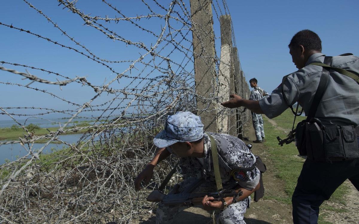 hommes-police-frontieres-entre-Birmanie-Bangladesh-Maungdaw-15-octobre-2016_1_1400_933
