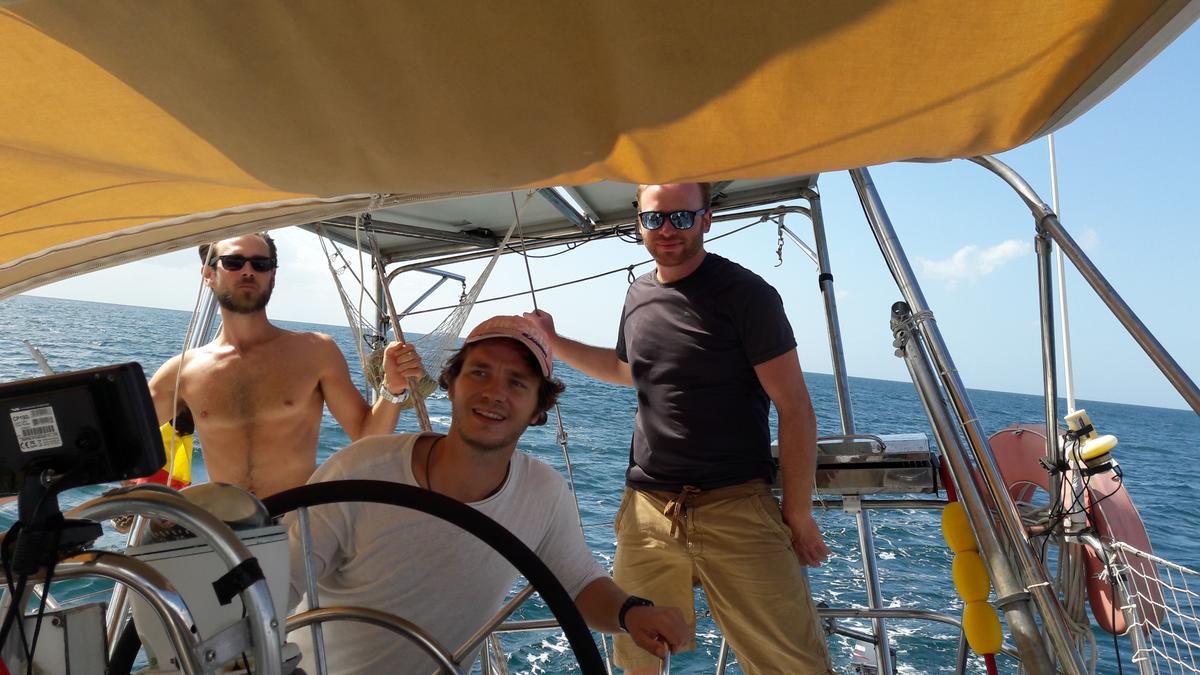 L'équipage de l'Espoir dans les voiles sur l'Aventura