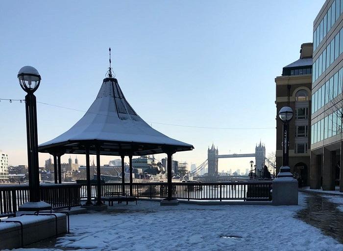 London Bridge kiosk - Laetitia Anselm - neige - Londres