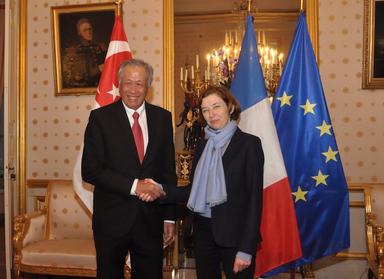 Rencontre du Dr Ng avec la Ministre française des Forces armées Florence Parly avant la cérémonie