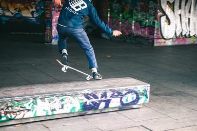 Une équipe de skateboard birmane concourt au Vietnam